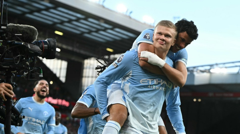  City deixa problemas extracampo de lado e atropela Liverpool em Anfield 