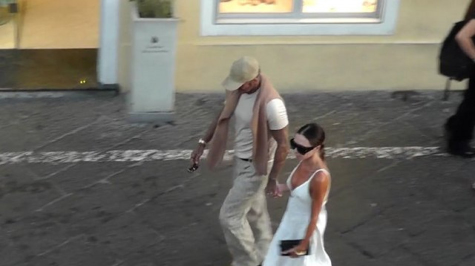  David e Victoria Beckham a Capri, passeggiata mano nella mano in Piazzetta 