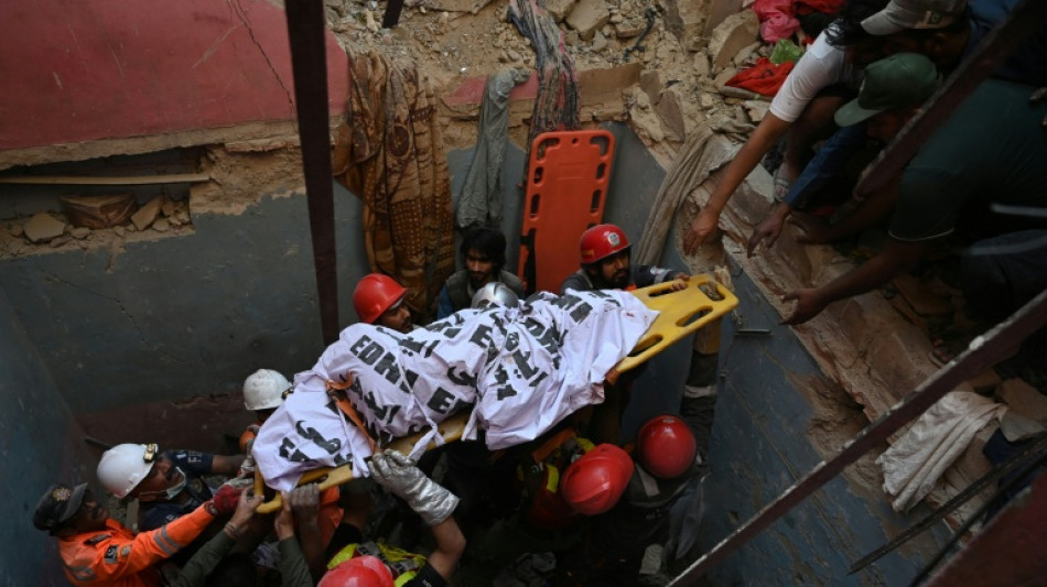  Al menos 16 muertos en Pakist&aacute;n al derrumbarse un edificio por una explosi&oacute;n 