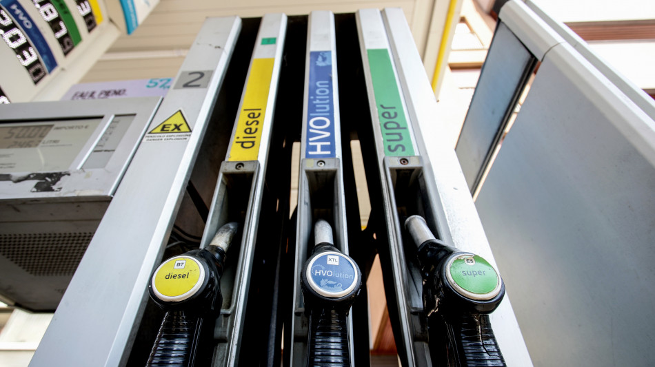  Mimit, prezzi carburanti in calo, benzina self a 1,851 euro al litro 