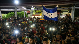 Cientos de migrantes se manifiestan en la frontera mexicana pidiendo un alto a las redadas