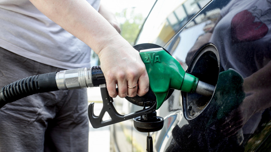  Mimit, prezzi carburanti in calo, benzina self a 1,893 euro 
