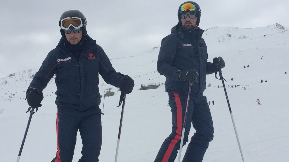 Per sciare genitori lasciano per ore sola bimba di 6 anni