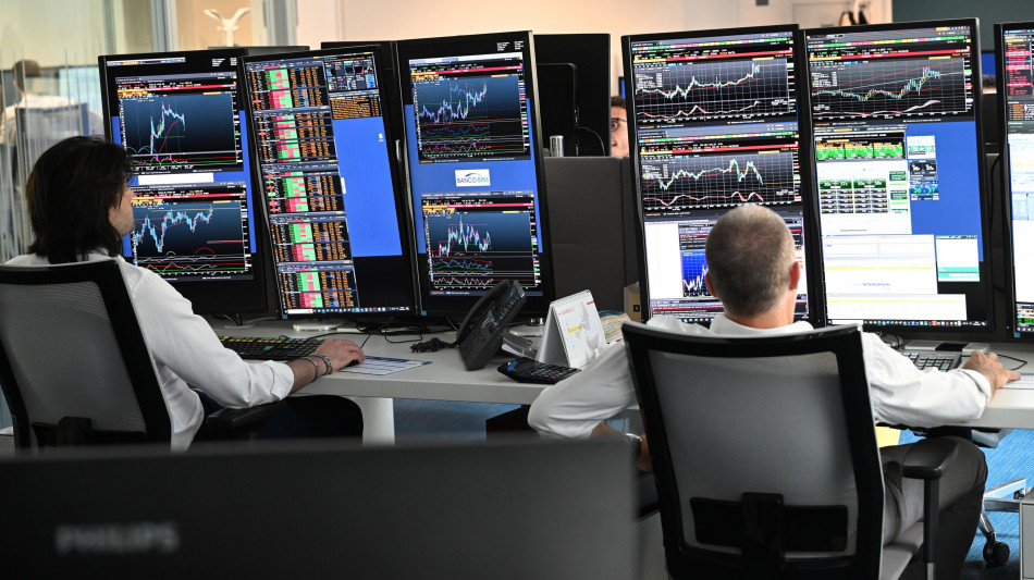  Borsa: Milano chiude in calo, pesano banche e assicurazioni 