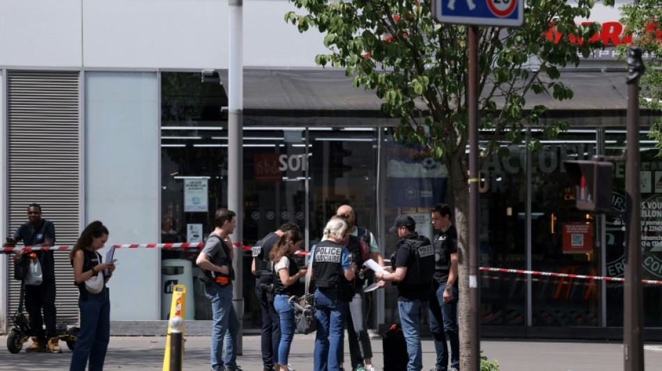  Policial det&eacute;m um homem que feriu a faca tr&ecirc;s mulheres em Paris 