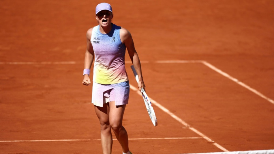 Swiatek sofre no segundo set, mas avan&ccedil;a &agrave;s oitavas em Roland Garros
