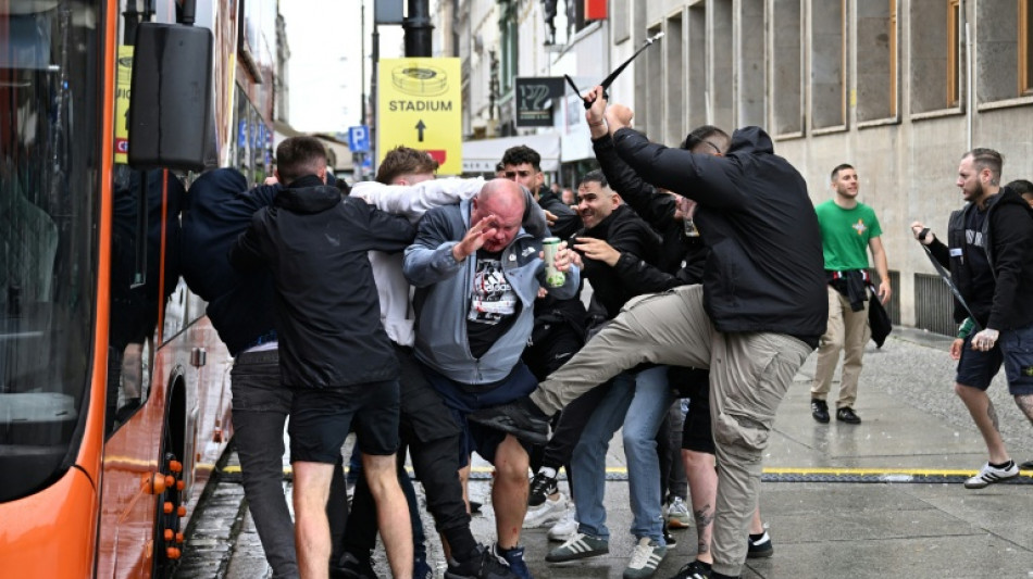 Enfrentamientos entre hinchas del Chelsea y el Betis antes de la final de Conference League