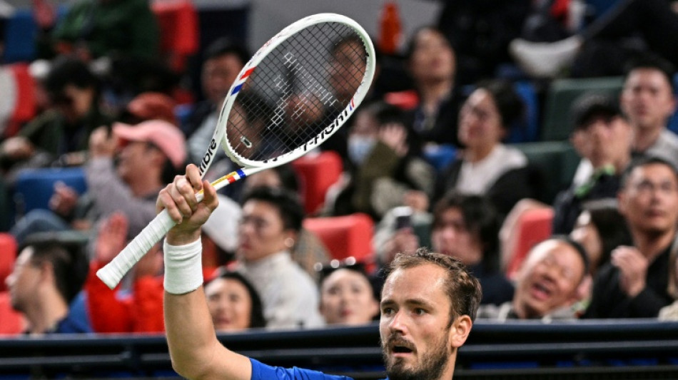  Medvedev sees off Tsitsipas to reach Shanghai Masters quarters 