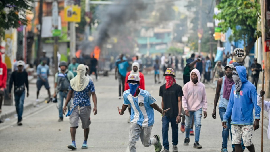 Manifesta&ccedil;&otilde;es em massa exigem sa&iacute;da do premi&ecirc; no Haiti