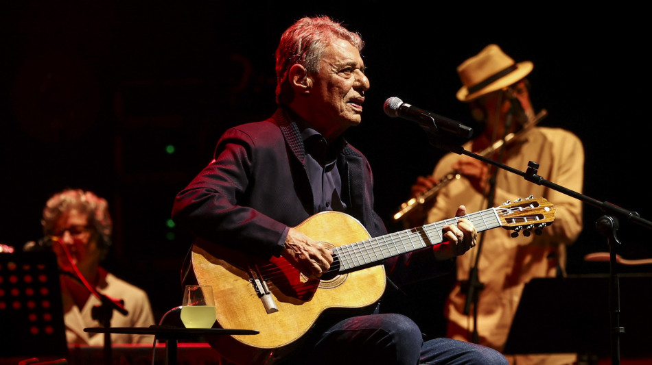 Brasile, Chico Buarque operato al cervello: è fuori pericolo