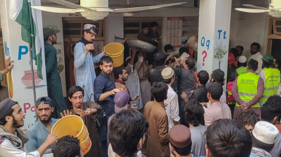  Mueren 27 alumnos y un profesor al derrumbarse el techo de un colegio en Pakist&aacute;n 