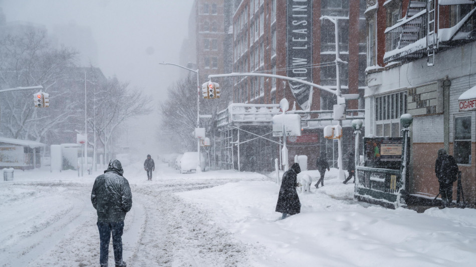  Neve e lampi su New York, il ciclone-bomba visto dai satelliti 