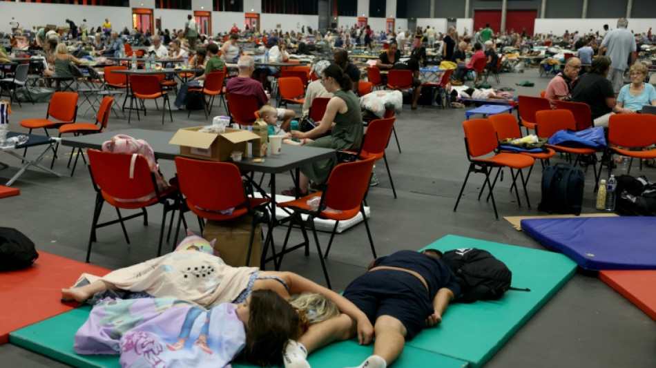  Thousands crowd shelters as wildfires force exodus in France, Spain 