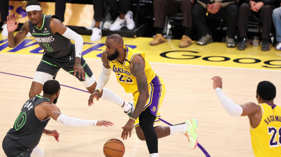 Nba: LeBron James esercita opzione con i Lakers e non si ritira