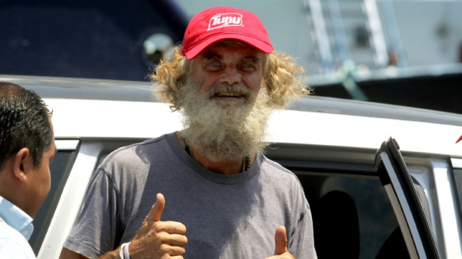 A la d&eacute;rive pendant des semaines, le naufrag&eacute; australien et sa chienne de retour au Mexique