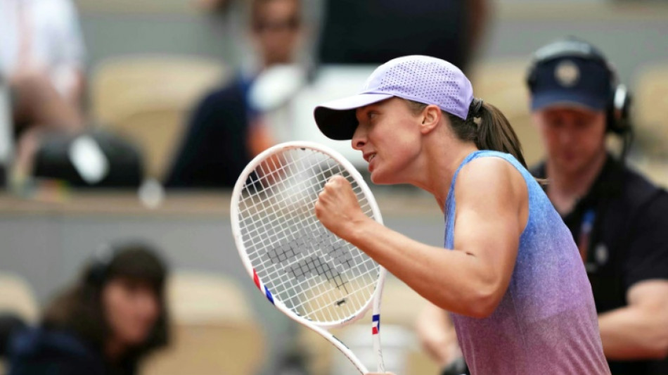 Swiatek estreia em Roland Garros com vitória tranquila sobre Sramkova