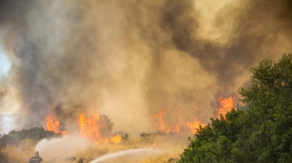  Bombeiros lutam para conter inc&ecirc;ndio ao noroeste de Atenas 