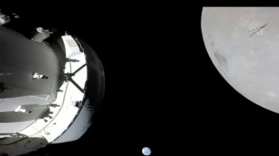 Le vaisseau Orion plac&eacute; en orbite lunaire