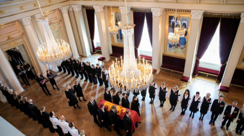  Norv&egrave;ge: le fils de la reine Mette-Marit porte la d&eacute;pouille du roi Harald &agrave; travers le Palais 