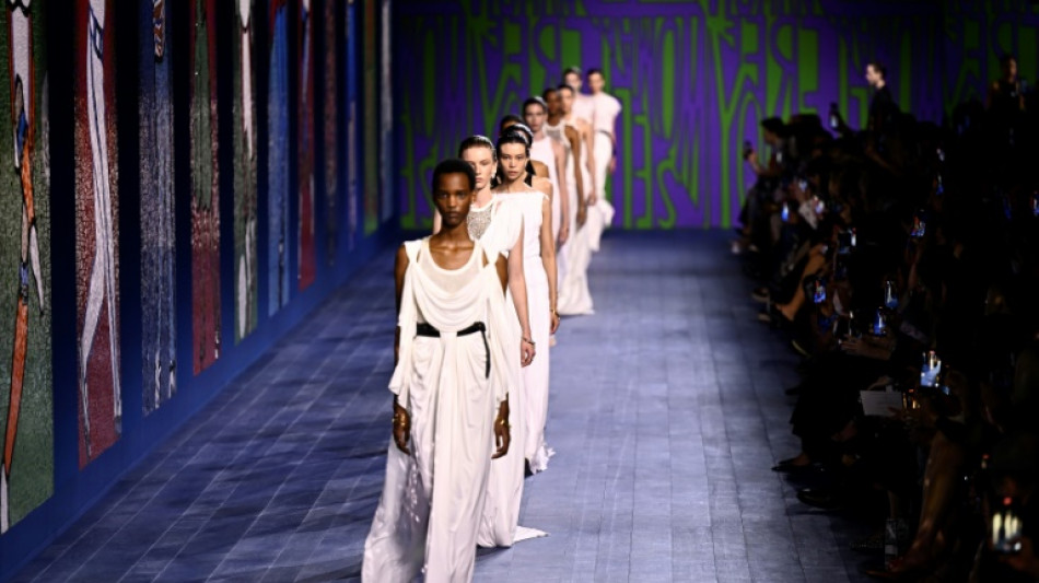 Dior invoca deusas do Olimpo, Iris Van Herpen opta por exibi&ccedil;&atilde;o est&aacute;tica