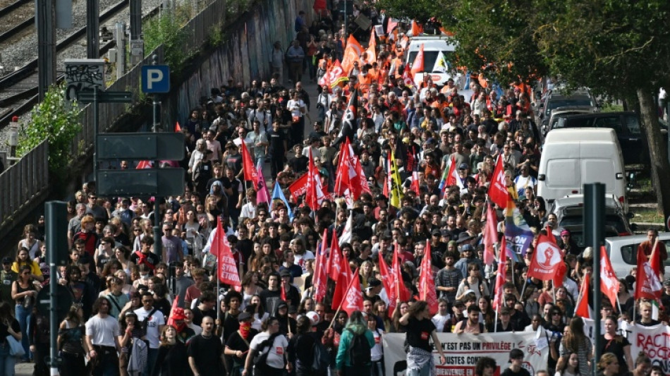  Tens&atilde;o social aumenta na Fran&ccedil;a com greve de funcion&aacute;rios e protesto estudantil 