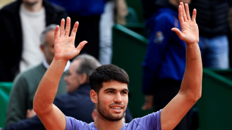 Alcaraz pasa a octavos en Barcelona tras resolver complicaciones contra Quinn