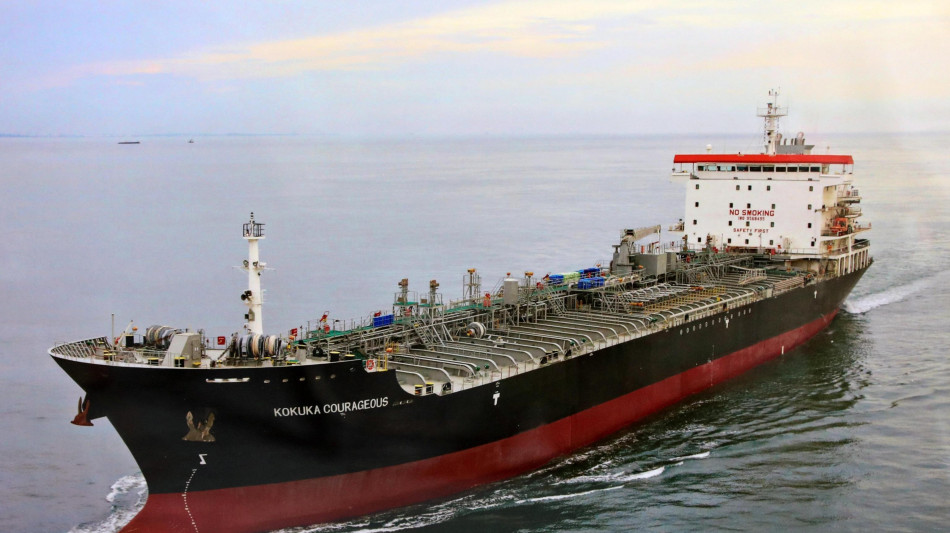  Petroliera colpita al largo delle coste degli Emirati Arabi 