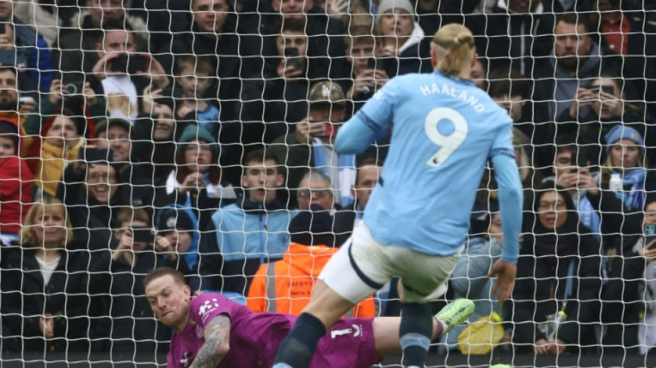 Haaland perde p&ecirc;nalti e City trope&ccedil;a com Everton; Chelsea leva virada