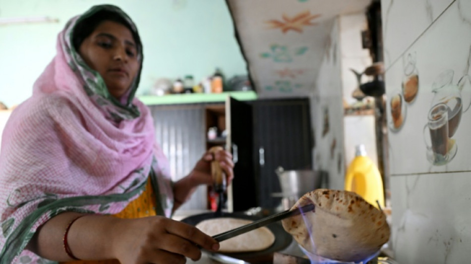  Crise &eacute;nerg&eacute;tique: faute de gaz, des Indiens cuisinent &agrave; la bouse de vache sacr&eacute;e  