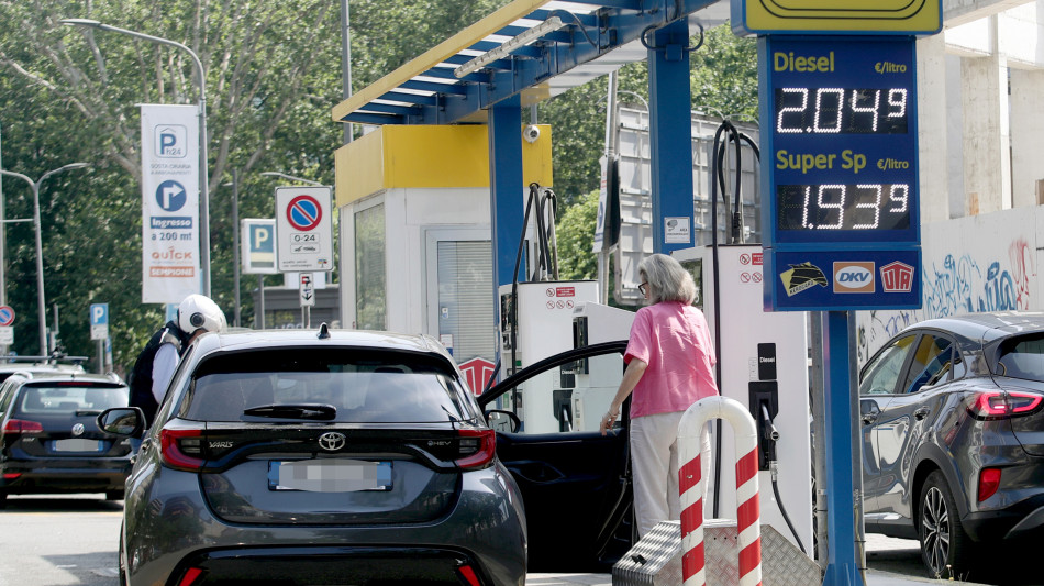  Scendono ancora i prezzi dei carburanti, benzina al self a 1,862 euro 