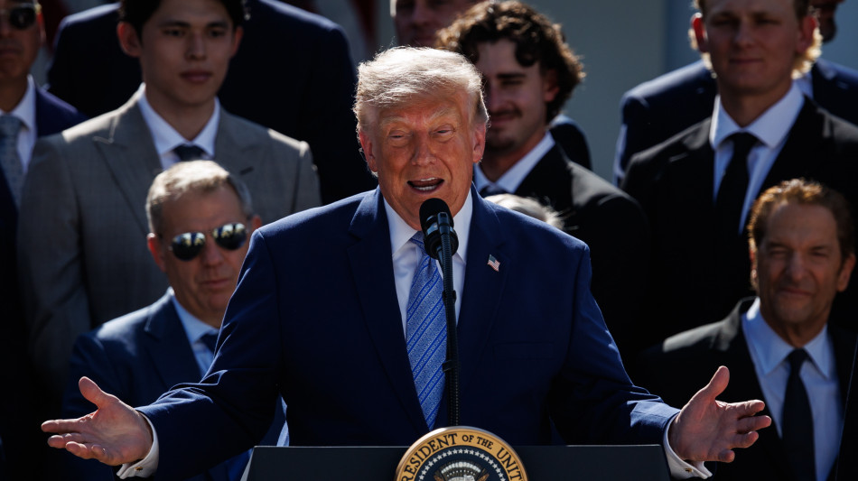  Trump minaccia l'Ue con dazi, 'la pagher&agrave;, revochi multe a societ&agrave; Usa' 