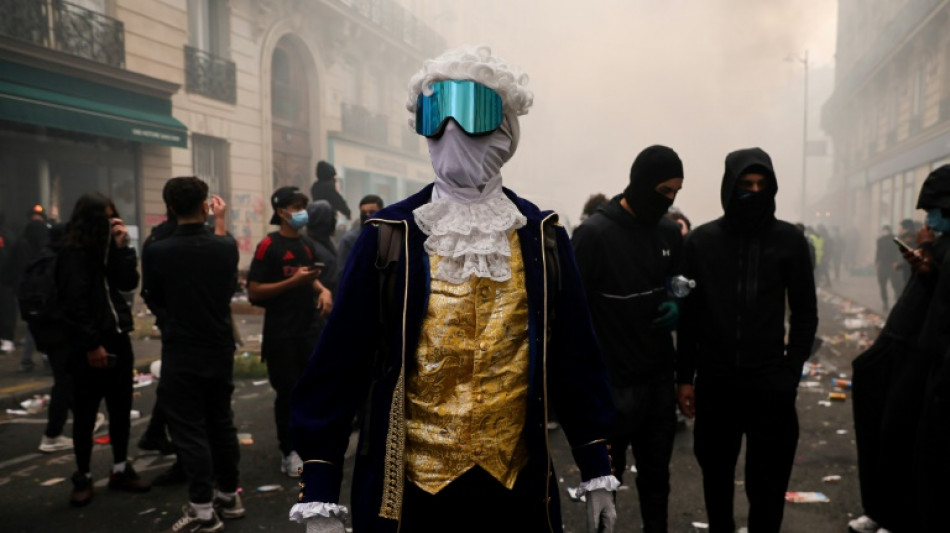  Fran&ccedil;a registra dist&uacute;rbios e saques ap&oacute;s protestos contra custo de vida elevado 