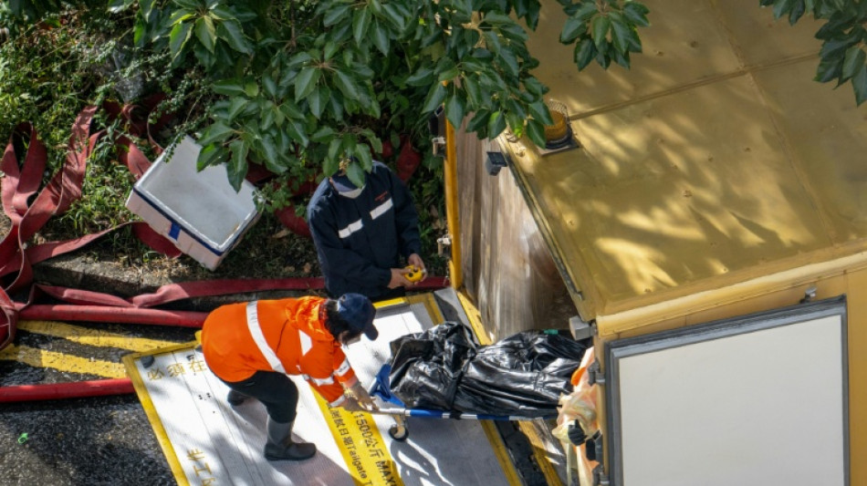 Incendie de Hong Kong: 94 morts, les recherches de disparus s'achèvent dans les décombres