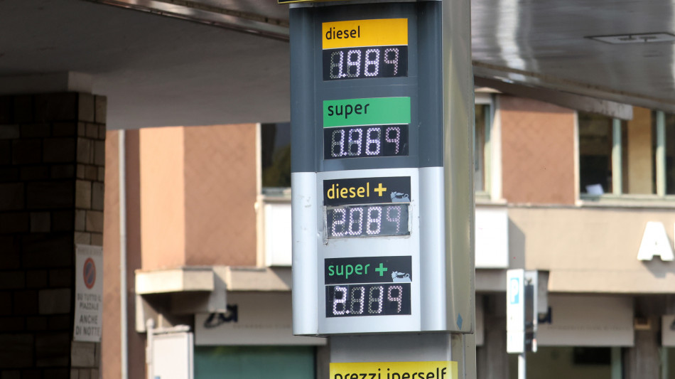  Prezzo petrolio ancora in calo, Wti scambiato a 74,92 dollari 