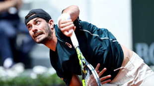 Wimbledon: sospesi per l'oscurit&agrave; i match di Zeppieri e Arnaldi