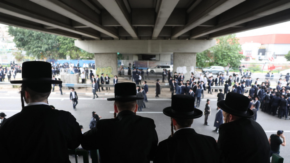  Due soldatesse inseguite da una folla di ultraortodossi vicino Tel Aviv 