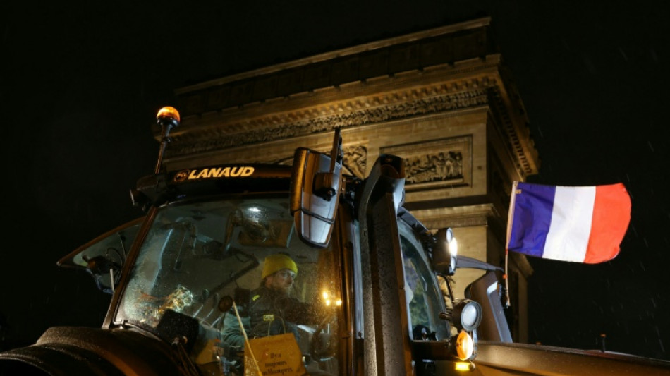 Les tracteurs de la Coordination rurale repli&eacute;s pr&egrave;s de Paris, le monde agricole attend un geste