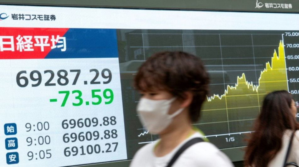  March&eacute;s en Asie: les Bourses maussades sur fond de tech nerveuse, le p&eacute;trole monte 