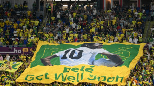 L'&eacute;tat de sant&eacute; de Pel&eacute; "continue de s'am&eacute;liorer"