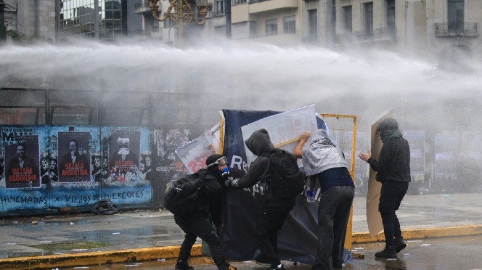  Miles de docentes y estudiantes marchan en Argentina contra los recortes de Milei a las universidades 