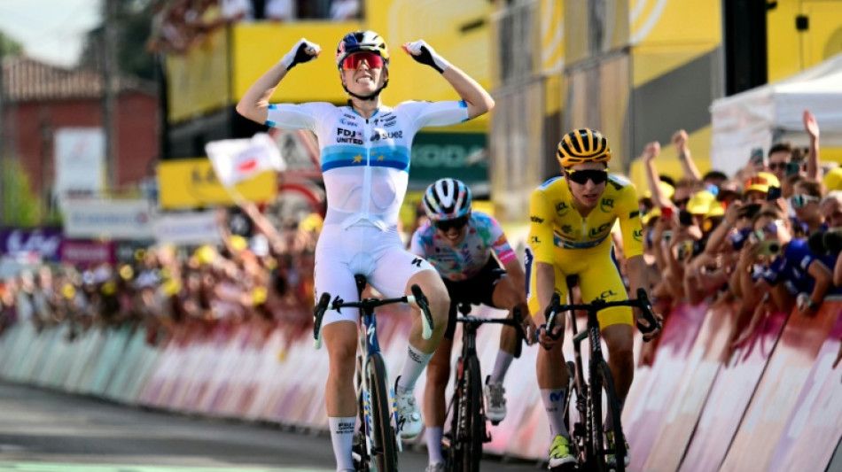  Reusser holds lead as Vollering wins in Tour de France hills 