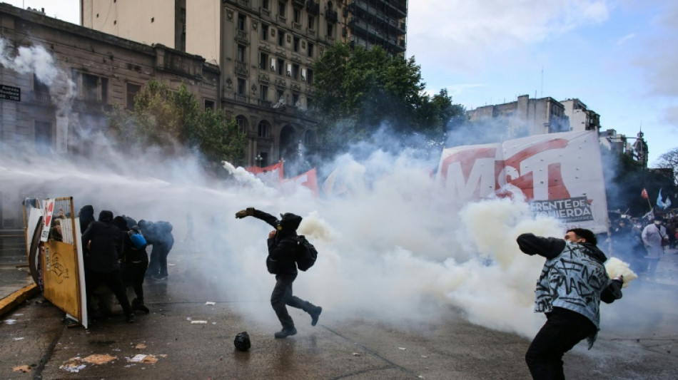  Argentine : une manifestation pour d&eacute;fendre l'universit&eacute; d&eacute;rape en heurts avec la police 