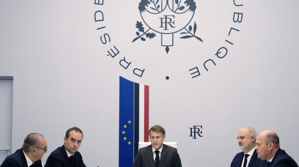  Macron denuncia inten&ccedil;&atilde;o da extrema esquerda de 'derrubar a Rep&uacute;blica' 