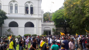 El presidente de Sri Lanka huye de su residencia invadida y hace saber que renunciar&aacute;