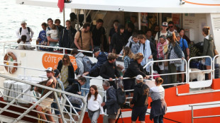 Hundreds flee French peninsula by boat to escape wildfire