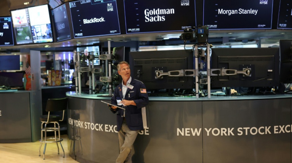  Wall Street fecha impulsionada pela Amazon ap&oacute;s um m&ecirc;s de altos e baixos 