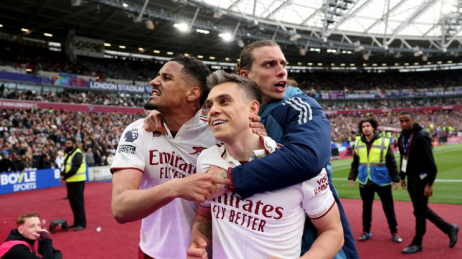  Arsenal vence West Ham em jogo dram&aacute;tico e se aproxima do t&iacute;tulo ingl&ecirc;s 
