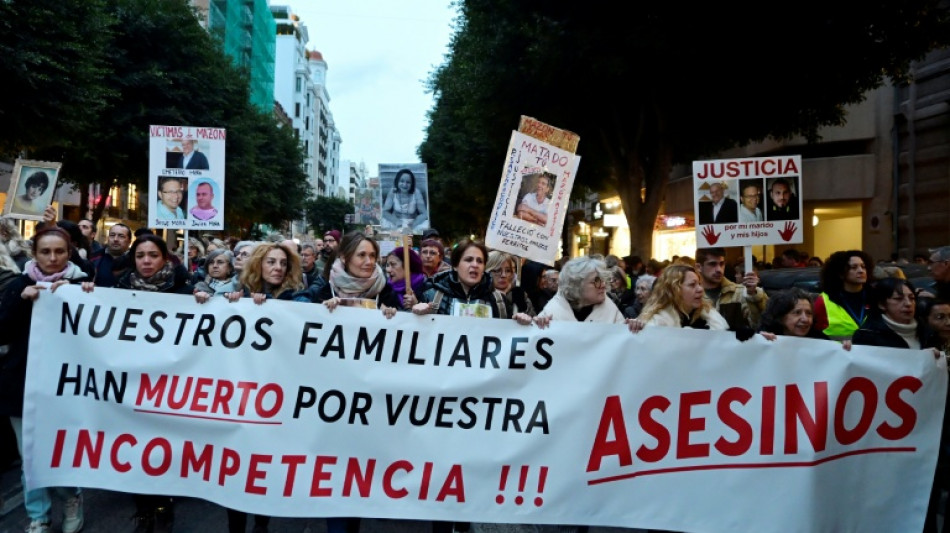 Miles de personas se manifiestan contra el l&iacute;der de Valencia por su gesti&oacute;n de las inundaciones
