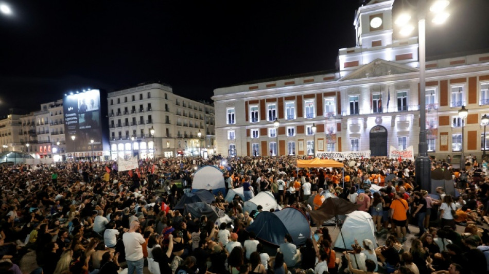  Multid&atilde;o protesta em Madri contra despejo de mulher de 87 anos 