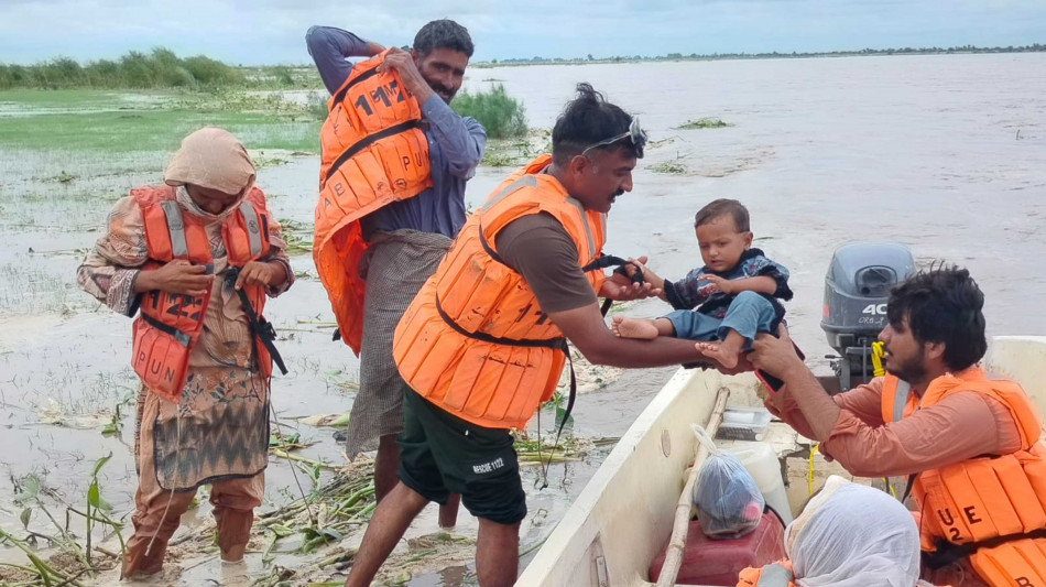 Pakistan, 150mila evacuati in Punjab per le inondazioni
